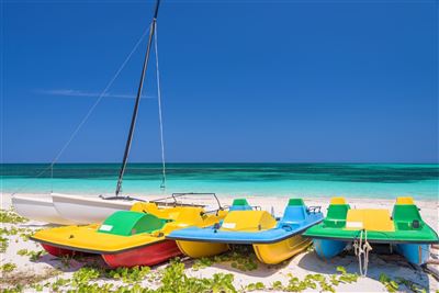 Strand mit bunten Booten